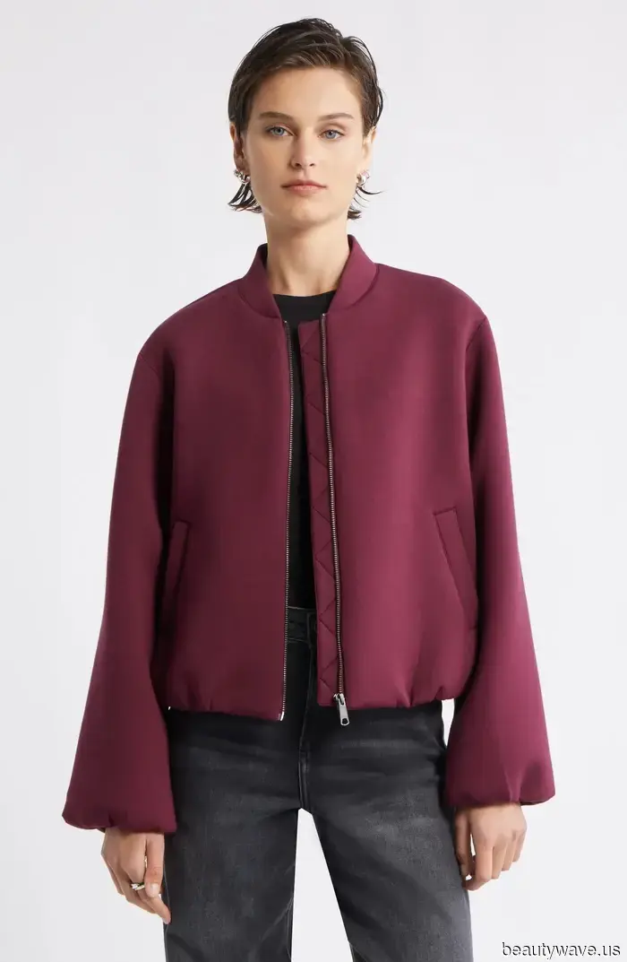 Магазин модных брендов Nordstrom, где люди покупают дорогие базовые вещи, распродан на юбилейной распродаже.