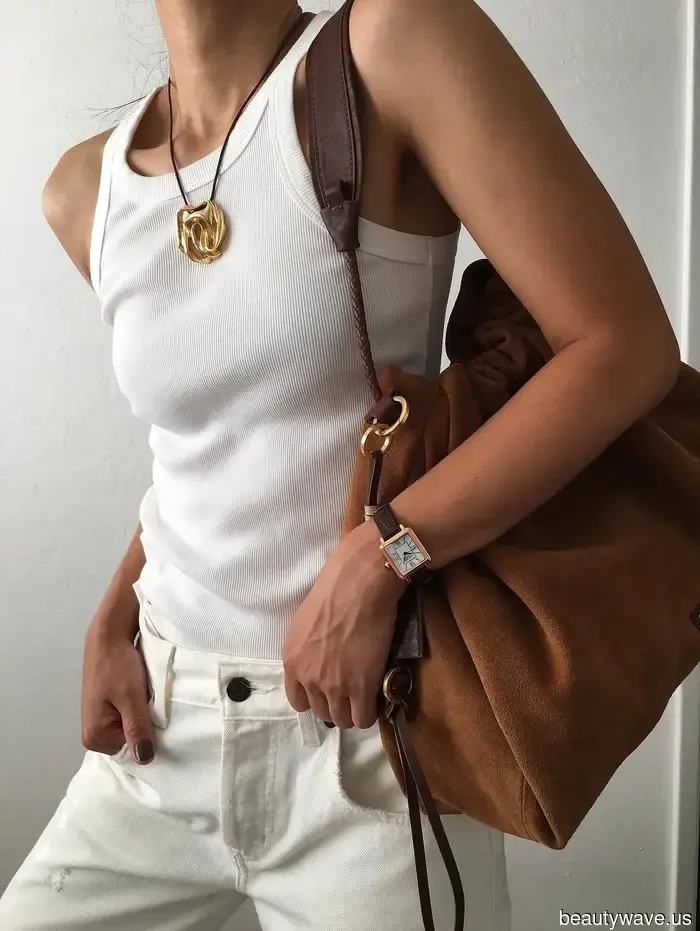 All of my most fashionable friends are already sporting this fall bag trend.