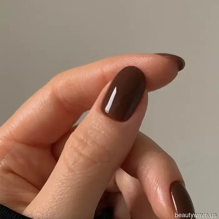 15 Dark Academia-Inspired Nail Designs That Bring to Mind Dusty Leather Volumes, Hidden Societies, and Multiple Plaid Patterns