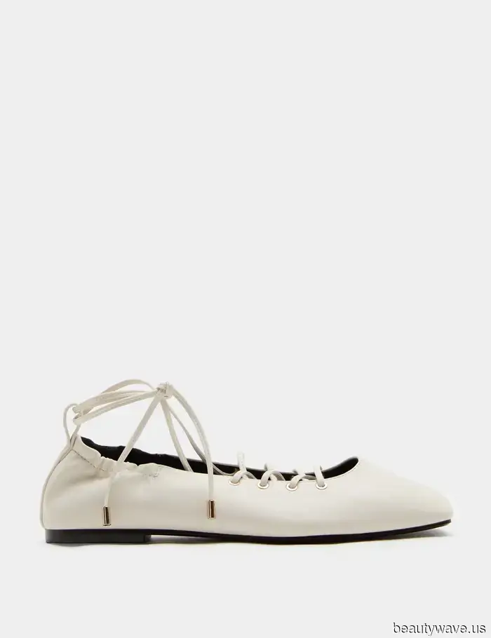 Invece dei pantaloni corti e delle ciabatte, i londinesi più stilosi indossano questi pantaloni con queste scarpe chiuse.