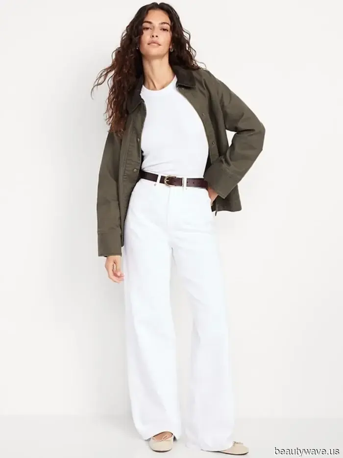 Si vas a usar jeans blancos este invierno, por favor, solo úsalos con estos zapatos y esta chaqueta.