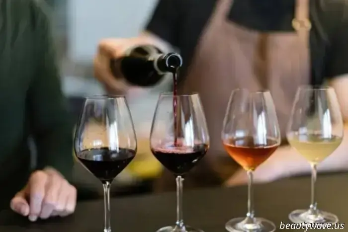 Евгений Стржалковский делится советами о том, как определить качество вина самостоятельно, без сомелье.