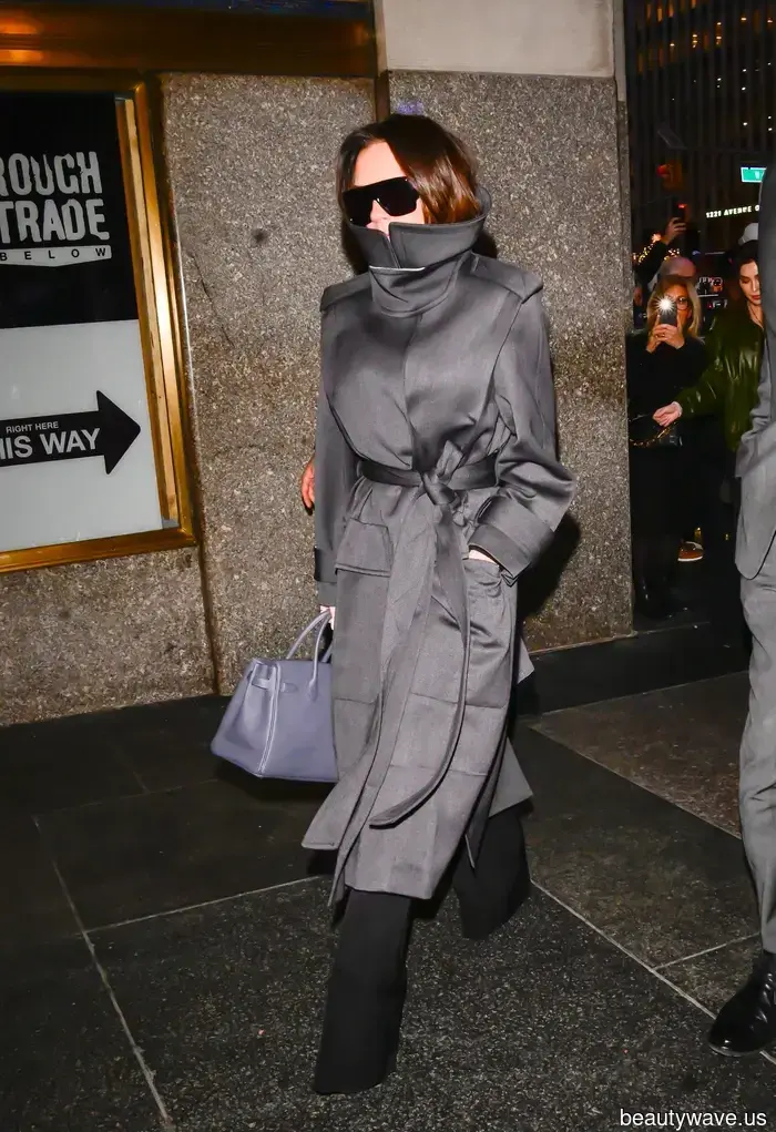 Victoria Beckham ha appena indossato l'unico trend di cappotto per cui Posh Spice sacrificherebbe i suoi minidress.
