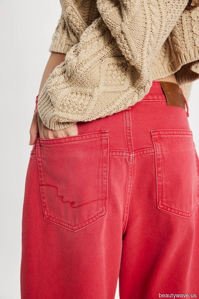 "Странный", но продвинутый способ, которым модные люди стилизуют свои свитера на осень 2025 года