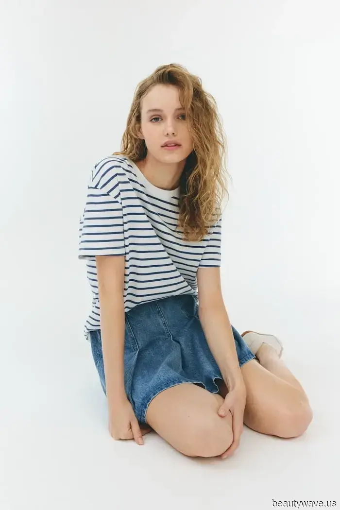 Improvvisamente, le persone della moda ovunque stanno usando questo semplice trucco di stile degli anni '90 per rendere i loro jeans immediatamente più cool.