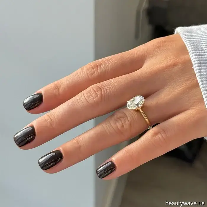 15 Dark Academia-Inspired Nail Designs That Bring to Mind Dusty Leather Volumes, Hidden Societies, and Multiple Plaid Patterns