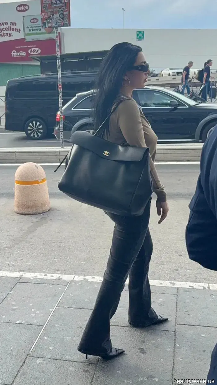 Keine Leggings, kein Handgepäck&mdash;Coole Mädchen Flughafen-Outfits beinhalten diese Jeans, Tasche und Schuhe