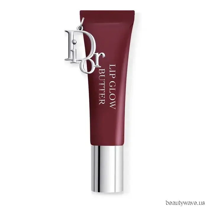 You Inquired, We Answered—Here’s What Our Beauty Editors Have in Their Autumn Makeup Bags.