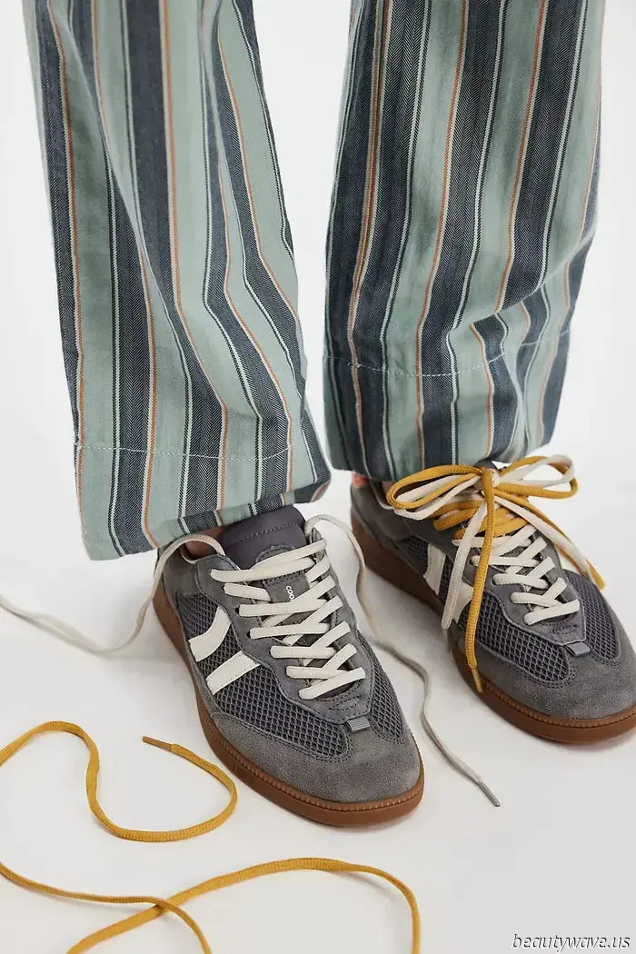 Der nicht-weiße Sneaker-Farbtrend, den Models gerade mit Leggings und Jeans tragen.