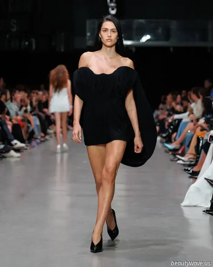Stella McCartney: Ausgewogene Power‑Anzüge und ätherische Kleider in einer Kollektion, die von Kontrasten lebte.