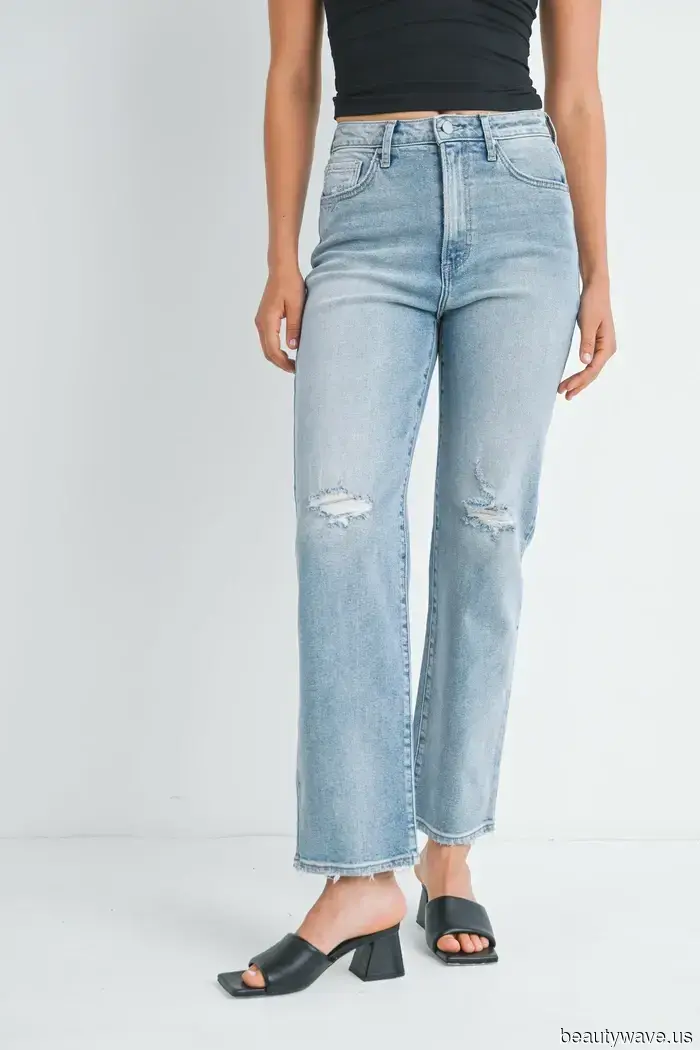 Keine Skinny Jeans hier&mdash;Modelle außerhalb der Arbeit in NY wissen, dass Sneakers mit diesem Denim-Trend cooler aussehen.