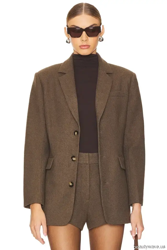 Тренд цвета обуви, который делает ношение джинсов с пиджаками выглядящим как в 2025 году, а не устаревшим.