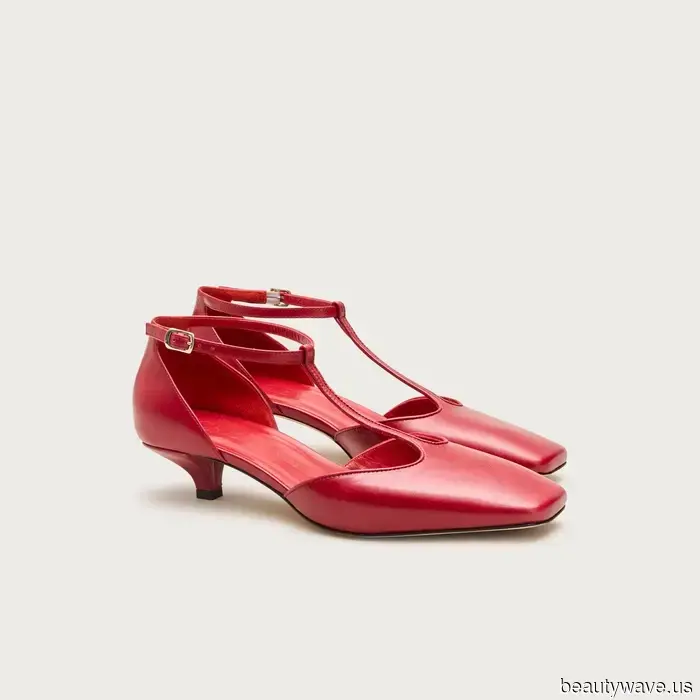 No, it’s not black or brown—this season’s trendiest shoe color to pair with light jeans is something else.