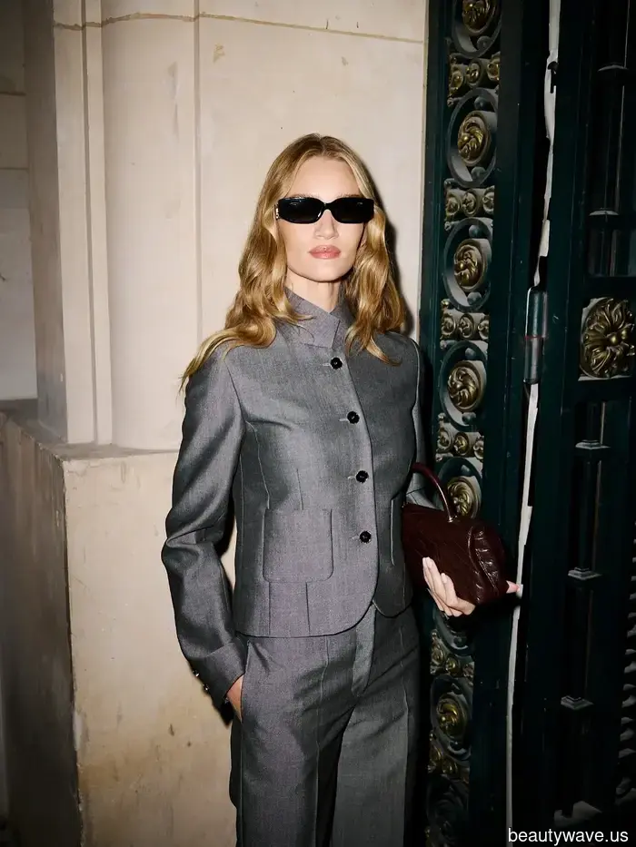 Neither Black nor White—This is the Stylish Neutral Color Combination That People in Paris Are Wearing