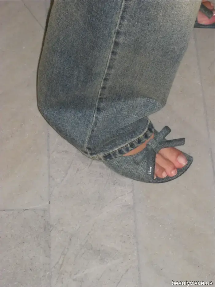 The fashion crowd is choosing this surprising French pedicure for their toes.