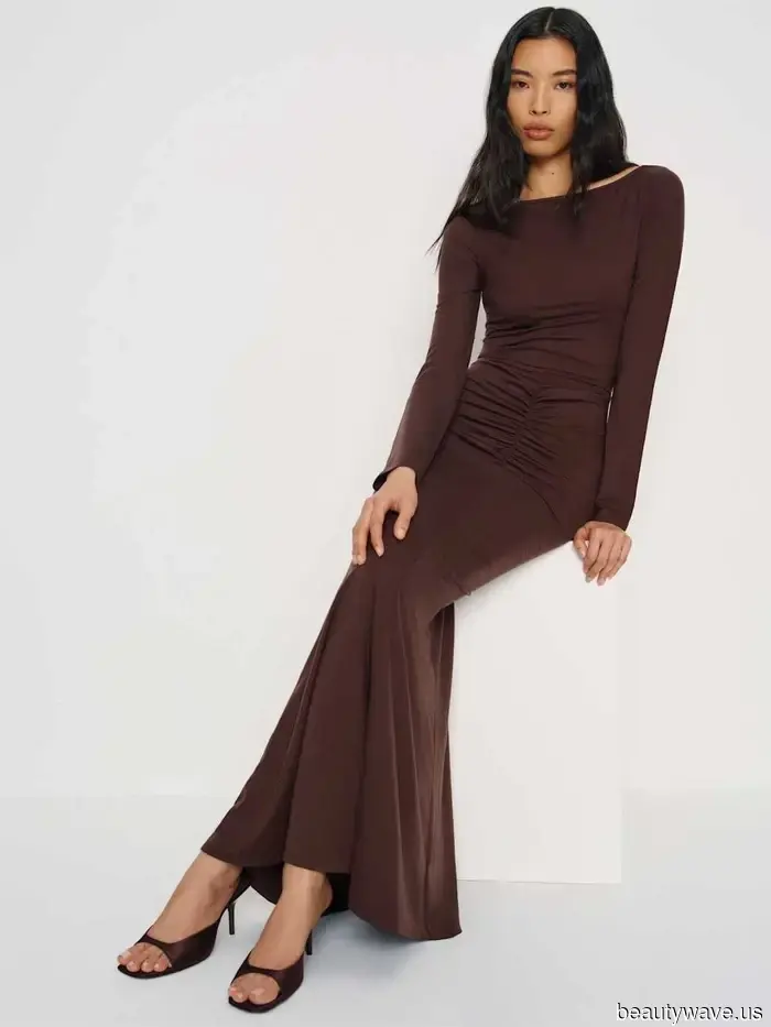 Alexa Chung's recent French-girl ensemble has demonstrated that this "outdated" shoe trend is making a comeback.