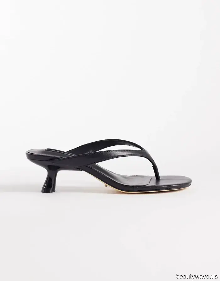 Nein, keine Slipper&mdash;der Schuhtrend der 90er, den Modeleute gerade mit Jeans, Leggings und Kleidern tragen.