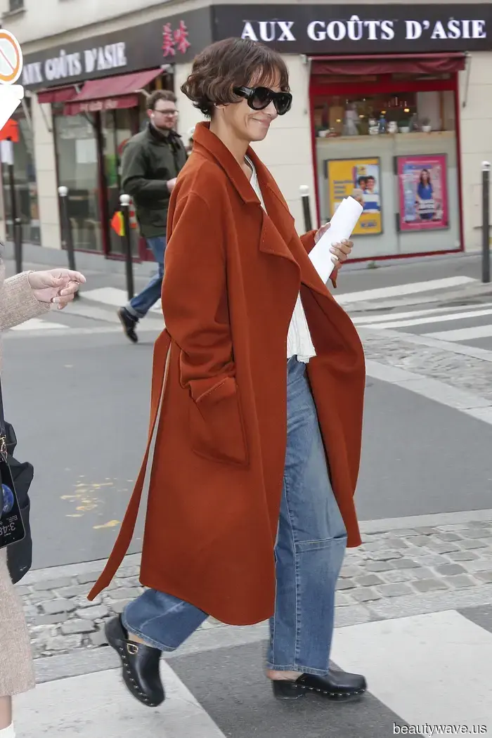 FYI: Le persone della moda a Parigi stanno indossando questa tendenza di scarpe "datate" con jeans a gamba a botte.