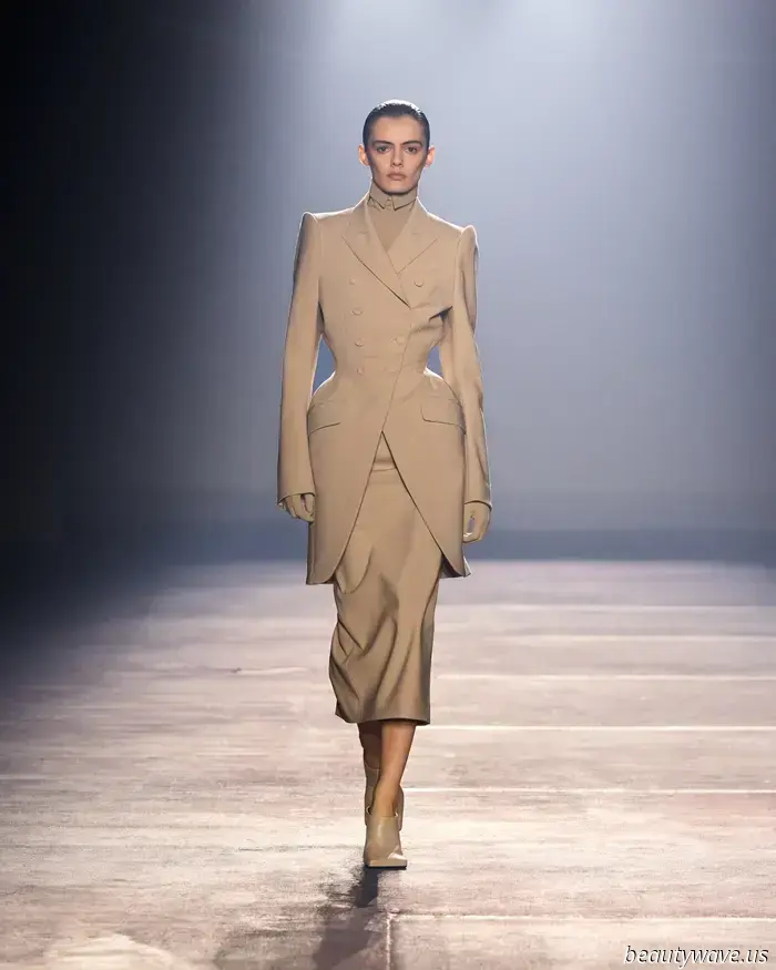 El desfile de primavera 2026 de Mugler es una colisión seductora de exuberancia, fetiches y futurismo.