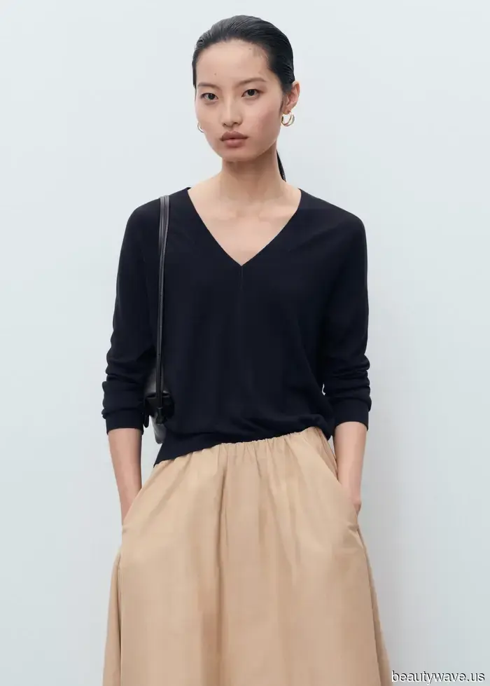 Wherever I go in London, I see the trendiest people sporting this navy jumper.