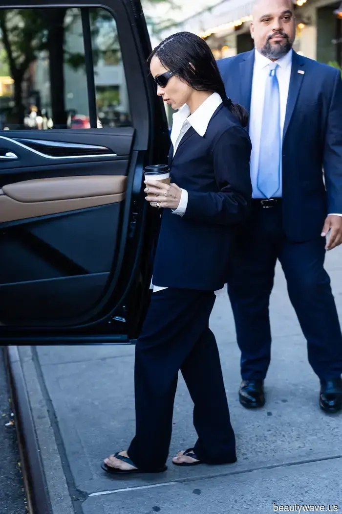 I realize I can't be Zoë Kravitz, but I can certainly emulate her style—here are 6 autumn outfits I'm rushing to replicate.