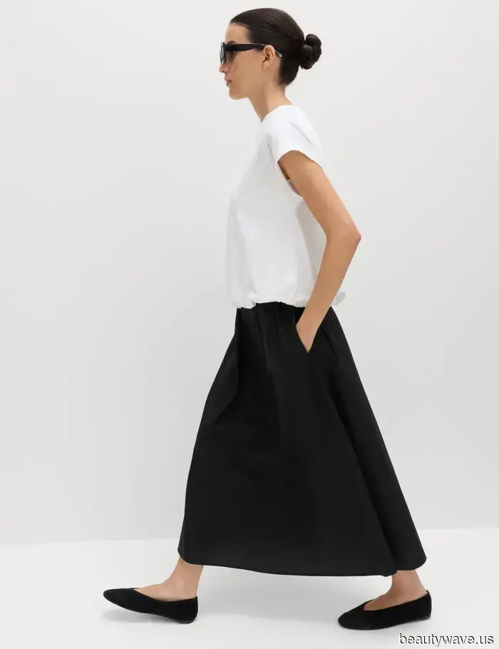 Non scarpe da ginnastica, non sandali&mdash;questa tendenza delle scarpe flat rende le gonne più chic.