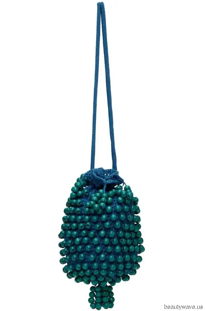 Модные люди сейчас тянутся к маленьким бисерным сумочкам&mdash;31 стильный вариант, который привлек мое внимание
