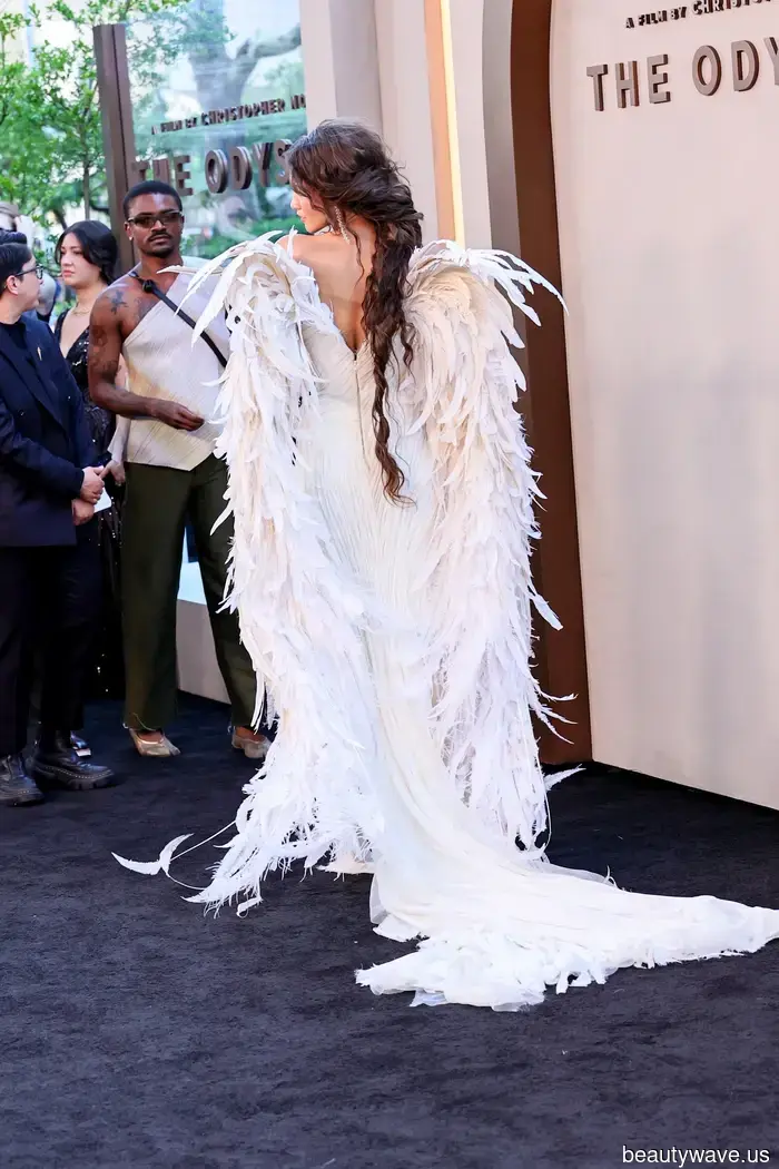 Zendaya Has Abandoned Her Classic Red-Carpet Heels for This Heel-less Shoe Trend