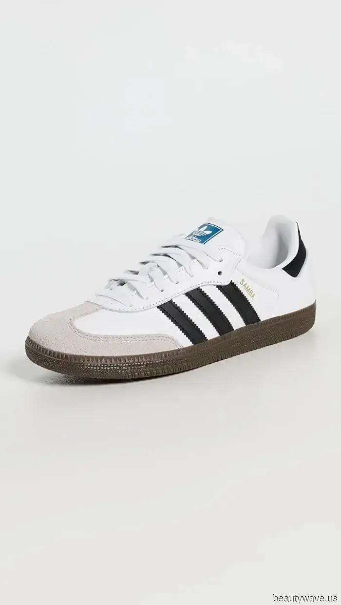 Keine Skinny Jeans hier&mdash;Modelle außerhalb der Arbeit in NY wissen, dass Sneakers mit diesem Denim-Trend cooler aussehen.