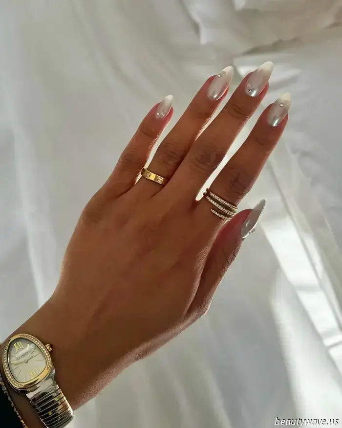 Do you recall Jelly Shoes? This Juicy Manicure serves as the nail counterpart inspired by the '90s.