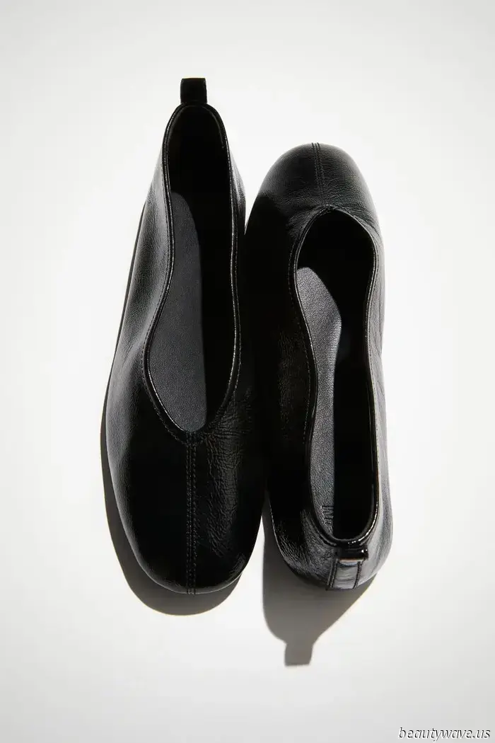Whole-Foot Flats Are the Stylish Shoe Trend That Elegant Dressers Are Embracing at the Moment.