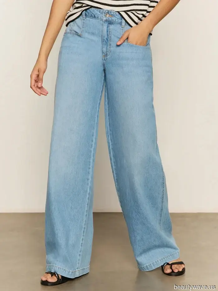 FYI: Se indossi questa tendenza di sneaker datata nell'autunno 2025, assicurati di abbinarla a jeans larghi.