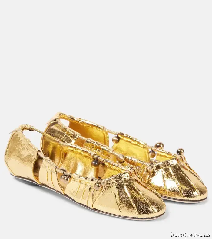 Questa è la tendenza delle scarpe basse eleganti che le donne raffinate indossano improvvisamente con i jeans bianchi