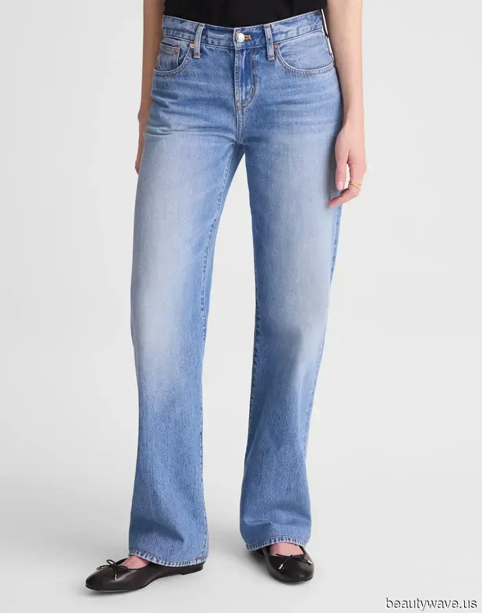 Alexa Chung and Tom Sturridge sported coordinating flats along with the anti-trend jeans that I truly suggest wearing while flying.
