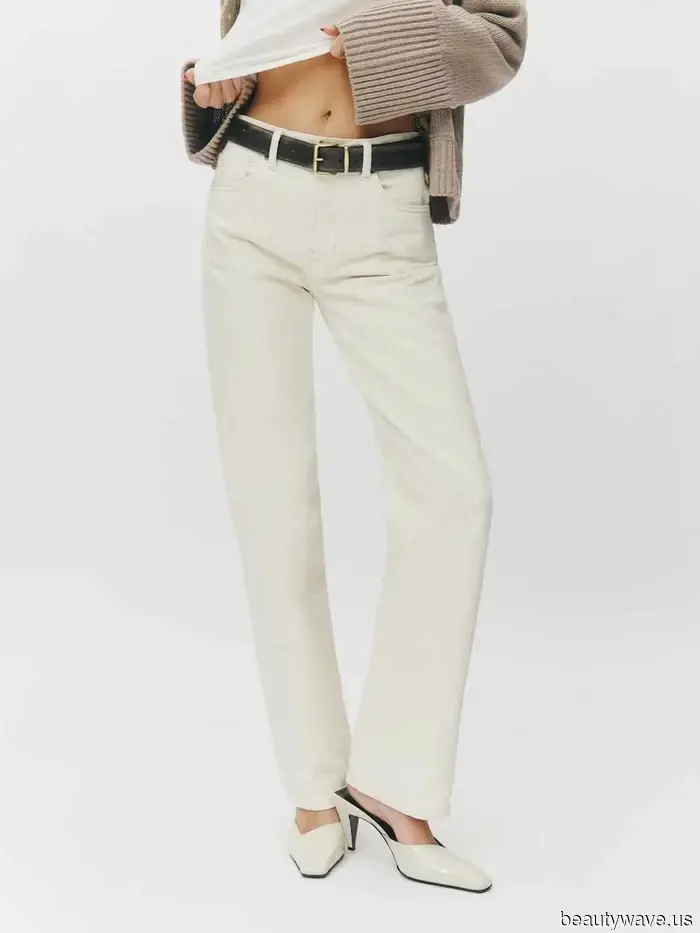 Questo è il modo di New York di indossare i jeans anti-tendenza del colore con cui le donne francesi sono ossessionate.