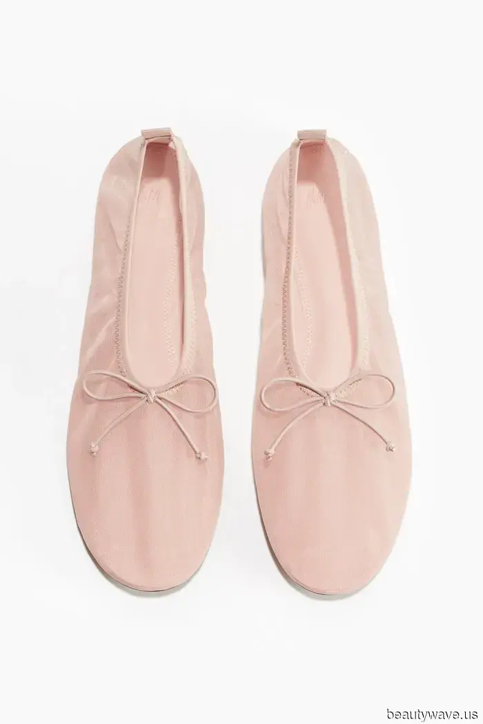 From Paris to New York, here are 9 stylish ballet flat trends that fashion-forward girls are continuously sporting.