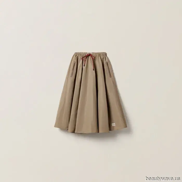 Si estás cansado de camisetas y pantalones cortos, este es el nuevo uniforme de verano para llevar con zapatillas.