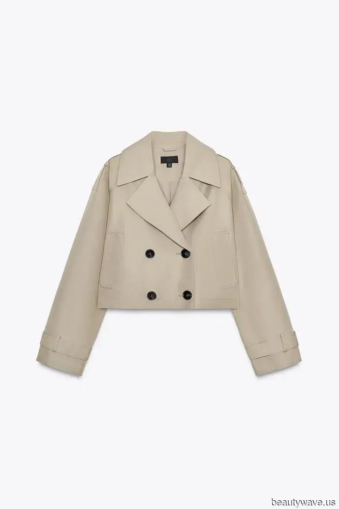 Il modo francese di abbinare i pantaloni capri neri questo autunno