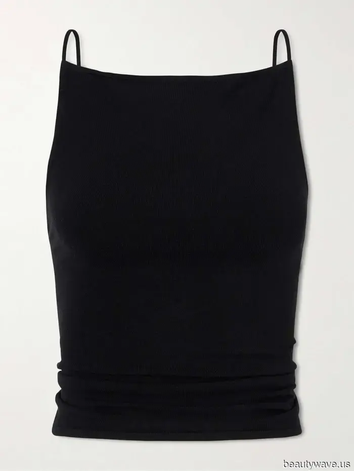 Die besten schwarzen Oberteile, die Sie in diesem Frühling mit Ihren Jeans tragen können