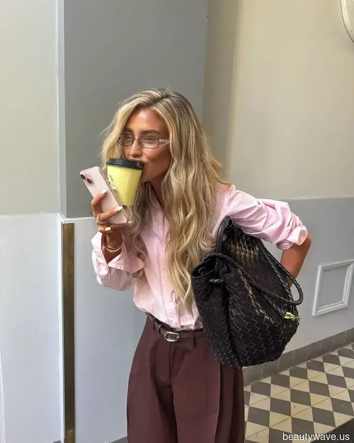 Non nero e bianco&mdash;La combinazione di colori dall'aspetto ricco che tutti indossano invece in questo momento