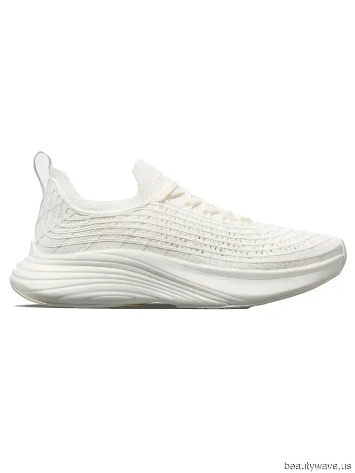 Giuro che vestirsi come Hailey Bieber durante il Pilates rende la mia forma infinitamente migliore.