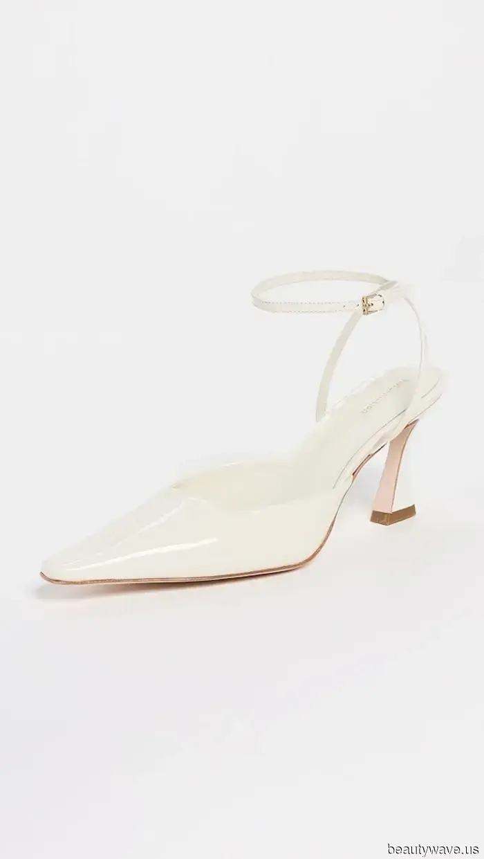 Just so you know: Currently, every fashion enthusiast is opting for this beautiful shoe color rather than black.