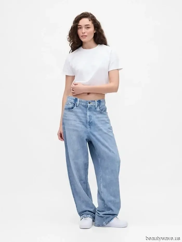 Scandi-Mädchen in Kopenhagen trugen diesen umstrittenen Schicht-Trend mit Jeans während der Fashion Week