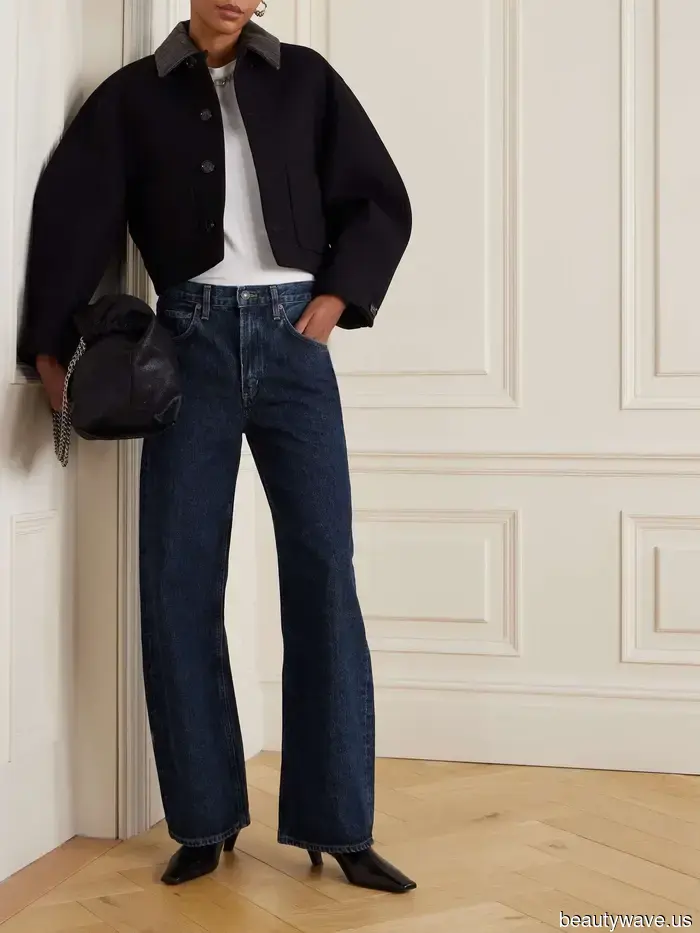 Sí, los jeans se ven bien con trenchs, pero los parisinos saben que se ven aún más elegantes con esta chaqueta&mdash;Estos looks lo demuestran.