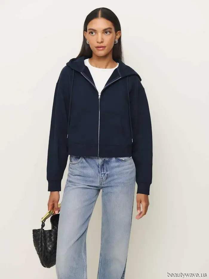 Il modo da ragazza cool per indossare i pantaloni eleganti è con questo basic e queste scarpe.