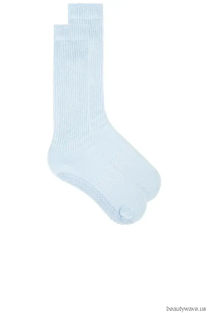 Wenn Sie möchten, dass Ihre grundlegenden Outfits in diesem Frühling cool aussehen, tragen Sie diesen Socken-Trend dazu.