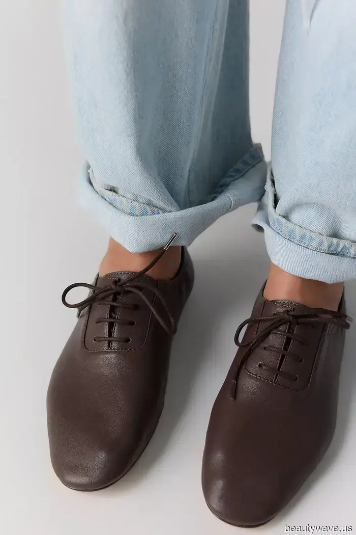 Here’s how to embrace the viral flat-shoe trend that everyone purchased earlier this year for Fall 2026.