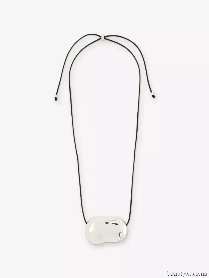 5 Accessories That French Women Are Currently Using to Elevate Their Basic Autumn Looks