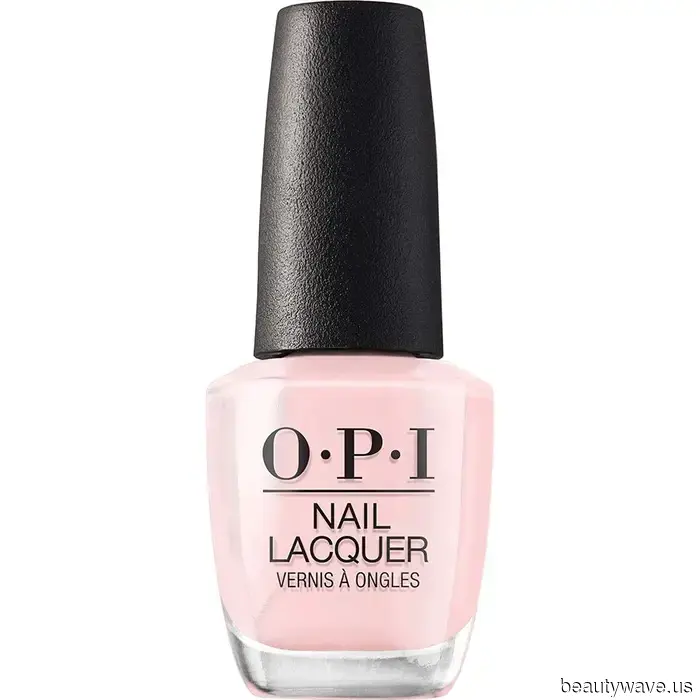Le unghie a quadri gel di Kylie Jenner dimostrano che questo colore OPI è davvero il più versatile.