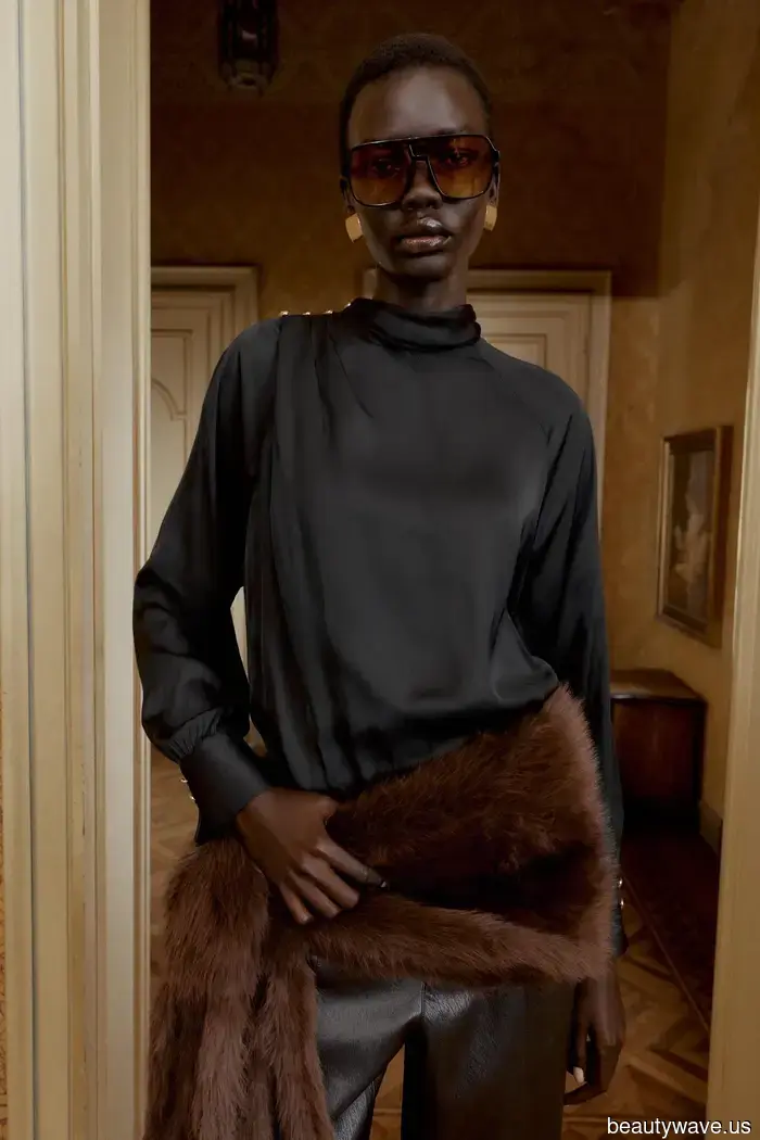 To achieve an elegant look this festive season, pair this blouse with jeans or trousers.